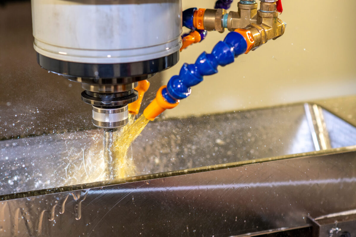 The CNC milling machine cutting the injection mould parts by indexable tool . The machining centre use lubricant oil for cooling fluid.